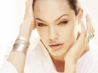 Angelina Jolie, bransoleta