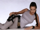 Angelina Jolie, szary strój, długi warkocz