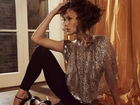 Siedząca, Jennifer Lopez, Okno