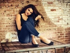 Selena Gomez, Spodnie, Mur