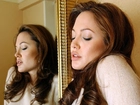 Angelina Jolie, kręcone włosy, lustro