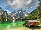 Włochy, Południowy Tyrol, Jezioro Pragser Wildsee, Dolomity, Góry, Drewniany, Dom, Łódki, Drzewa, Pomost, Pale, Chmury