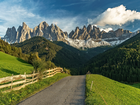 Włochy, Południowy Tyrol, Alpy, Dolomity, Góry, Masyw Odle, Dolina Val di Funes, Las, Droga, Ogrodzenie