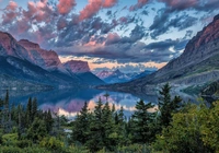 Stany Zjednoczone, Stan Montana, Park Narodowy Glacier, Góry, Jezioro, Saint Mary Lake, Drzewa, Chmury