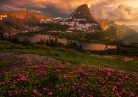 Góry, Lewis Range, Jezioro, Hidden Lake, Łąka, Kwiaty, Chmury, Park Narodowy Glacier, Montana, Stany Zjednoczone