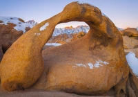 Łuk skalny, Mobius Arch, Skały, Śnieg, Góry, Alabama Hills, Kalifornia, Stany Zjednoczone