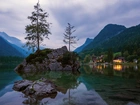 Jezioro Hintersee, Drzewa, Skała, Góry, Alpy, Domy, Światła, Chmury, Zachód słońca, Bawaria, Niemcy