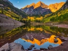 Góry Skaliste, Szczyty Maroon Bells, Jezioro Maroon Lake, Drzewa, Księżyc, Stan Kolorado, Stany Zjednoczone