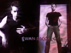 Ewan McGregor,czarna koszulka, pasek