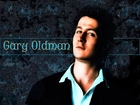 Gary Oldman,niebieskie oczy, biała koszula