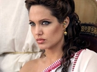 Angelina Jolie, kręcone włosy