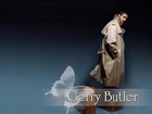 Gerard Butler,beżowy płaszc, motyl