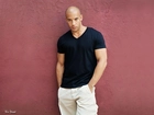 Vin Diesel, czarny t-shirt, białe spodnie