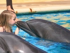 Dziewczynka, Delfiny, Pocałunek