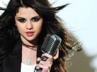 Selena Gomez, Mikrofon