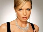 Jaime Pressly, Naszyjnik