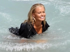 Lara Bingle, Blondynka, Woda