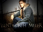 Wentworth Miller, szara bluza