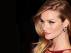 Rosie Huntington Whiteley, Twarz, Kolczyk