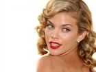 Annalynne Mccord, Spojrzenie