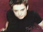 Elijah Wood,czarna koszulka, niebieskie oczy
