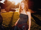 Julia Stiles, czarna suknia, zachód Słońca