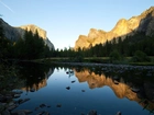 Stany Zjednoczone, Stan Kalifornia, Park Narodowy Yosemite, Jezioro, Góry, Drzewa, Odbicie