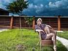Kobieta, Siedząca, Chmury, Ogród