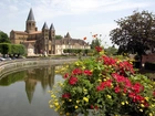 Burgundia, Parey, Le Monial, Zamek, Rzeka, Kwiaty
