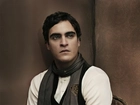 Joaquin Phoenix,ciemne włosy, szalik