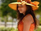 Sneha Ullal, Kapelusz