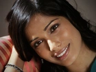 Freida Pinto, Brunetka, Uśmiech