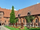 Malbork, Zamek, Wewnętrzny, Dziedziniec, Posągi