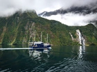 Góry, Wodospad Bowen Falls, Statek, Park Narodowy Fiordland, Nowa Zelandia