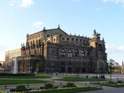 Niemcy, Drezno, Opera Semperoper, Fontanna, Klomby