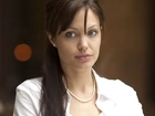 Angelina Jolie, biała bluzka, perły