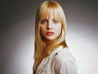 Mena Suvari, Blondynka