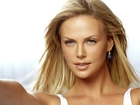 Charlize Theron, Uniesione, Ręce