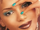 Halle Berry, makijaż, turkusowe, paznokcie