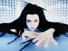 Amy Lee, czarna bluzka