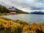 Jezioro Maligne, Park Narodowy, Jasper, Alberta, Góry, Lasy, Przystań, Łódki, Jesień
