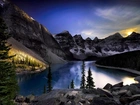 Kanada, Park Narodowy Banff, Góry, Jezioro Moraine, Świerki