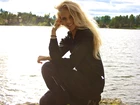 Emilie Marie Nereng, Blondynka, Uśmiech, Jezioro