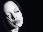 Angelina Jolie, zamknięte oczy