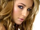 Keeley Hazell, Spojrzenie