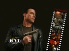 Jean Claude Van Damme,klisz, pistolet