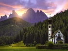 Włochy, Wieś Santa Maddalena, Dolina Val di Funes, Dolomity, Góry, Kościół, Zachód słońca
