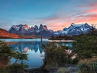 Chile, Patagonia, Góry Torres del Paine, Ośnieżone, Szczyty, Jezioro, Zachód słońca, Krzewy