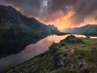 Hiszpania, Asturia, Rezerwat przyrody Somiedo Natural Park, Valle de Lago, Jezioro, Góry Kantabryjskie, Zachód słońca