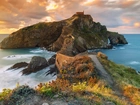 Hiszpania, Kraj Basków, Prowincja Vizcaya, Wyspa Gaztelugatxe, Skały, Morze, Kościół